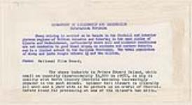 Le producteur Earl Stewart ramasse une brassée de laine Chevio-Oxford brute en vue de son traitement à l'une des deux usines de l'Île-du-Prince-Édouard [between 1958-1960]