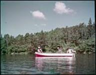 Fishing in the Lake of the Woods, Ont. [Faire de la pêche au lac des Bois, Ontario.] juillet 1950.