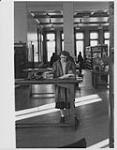 Femme dans une bibliothèque [ca. 1955-1976]