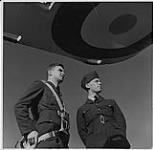 Aviation royale canadienne (ARC), Halifax, août 1940; deux officiers August 1940