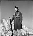 Royal Canadian Air Force (RCAF) Halifax. Man Holding Gun août 1940