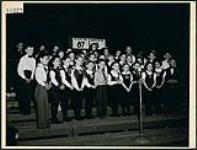 Une chorale de garçons et de filles de l'école publique William White chante au festival de musique du Manitoba, à Winnipeg May 1944