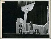 Gratien Gélinas dans une scène des « Fridolinades » March 1945