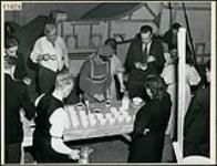 Membres de la distribution des « Fridolinades » buvant un café en coulisses durant l'entracte March 1945