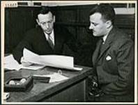 Lloyd Edwards donnant une entrevue à G. Murphy à la société English Electric Co., à St. Catherines April 1945