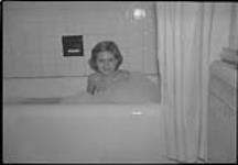 Ann MacDonald dans une baignoire [1950]