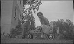 Dorothy Ann MacDonald et Ann MacDonald avec un chariot [1943]