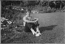 Ann MacDonald aux Jardins commémoratifs Alex Muir, à Toronto juin 1954