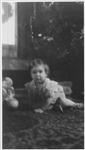 Ann MacDonald assise sur plancher 1940