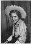 Ann MacDonald en costume de cowgirl [1950]
