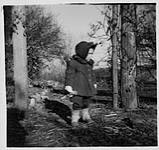 Ann MacDonald dans la forêt, le jour de l'An [1943]