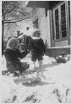 Ann MacDonald et Donna dans la neige December 1949