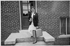 Ann MacDonald en partance pour un camp July 1956