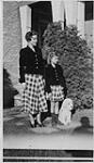 Dorothy Ann MacDonald et Ann MacDonald en vêtements assortis [1948]