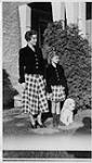 Dorothy Ann MacDonald et Ann MacDonald en vêtements assortis [1948]