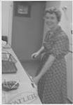 Dorothy Ann MacDonald dans une cuisine [1955]