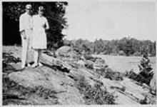 Wilson P. MacDonald et une femme sur une pente rocailleuse [1926]