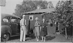 Wilson P. MacDonald, Dorothy Ann MacDonald and Mrs. L.L. Smith at the Smiths' cottage, Lake Champlain, Quebec août 1938