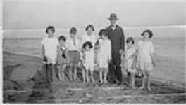 Wilson P. MacDonald avec un groupe d'enfants sur une plage [1926]