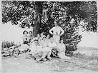 Wilson P. MacDonald avec un groupe de personnes au «Poet's Tree » août 1931