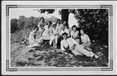 Wilson P. MacDonald avec un groupe au « Poet's Tree » août 1931