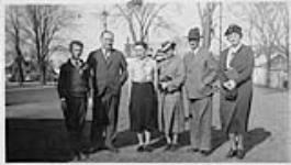 Wilson P. MacDonald and Dorothy Ann MacDonald with Mrs. Stuart, Alistair Stuart, a principal and a teacher, Williamsburg, Ontario mai 1937