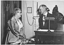 Wilson P. MacDonald et Annabel King parlant lors d'une réunion pour l'anniversaire de Wilson MacDonald, à Toronto 1959