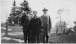 Wilson P. MacDonald, Dorothy Ann MacDonald et un homme devant une route [1938]