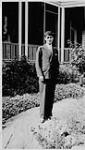  Wilson P. MacDonald debout devant une maison, portant un béret  [1930]
