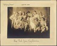 Wilson P. MacDonald en compagnie des acteurs de sa pièce, "In Sunny France" [1925]