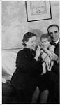Wilson P. MacDonald, Dorothy Ann MacDonald et Ann MacDonald assis sur un canapé 1939
