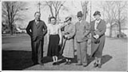 Wilson P. MacDonald et Dorothy Ann MacDonald avec Mme Stuart, un principal et un professeur, Williamsburg, en Ontario May 1937