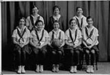 Dorothy Ann MacDonald (née Colomy) avec l'équipe de basketball du Home Ec., à Farmington, dans le Maine, au printemps 1931 1931