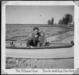 Dorothy Ann MacDonald et Ann MacDonald dans un bateau sur une rive de la rivière Outaouais [1942]