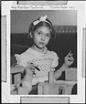 Ann MacDonald jouant à la maison d'un ami 1947