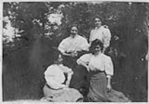 Le petit livre « Should Auld Acquaintances » - quatre femmes assises à l'extérieur [1900]