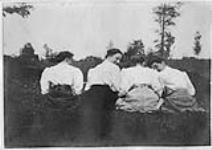 Le petit livre « Should Auld Acquaintances » - quatre femmes regardant au-dessus de leurs épaules [1900]