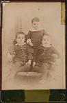 Wilson P. MacDonald, Clare MacDonald et Daisy MacDonald, assis dans une chaise [1885]