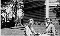 Dorothy Ann MacDonald et une femme sur une pelouse devant une maison [1940]