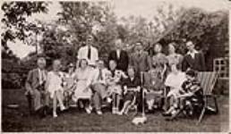 Wilson P. MacDonald et Dorothy Ann MacDonald avec un groupe de gens de sa famille, donc certains regardent un lapin [1935]