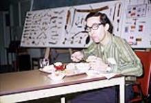 Homme prenant un repas à la cafétéria March 1972