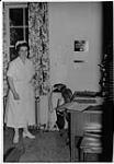 Infirmière debout dans un bureau, Pine Falls, Manitoba June 1959
