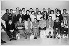 Group portrait of Hobbema Community Health Workers Training Program adult Aboriginal students décembre 1965