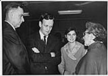 L'honorable Jean Chrétien et sa femme conversant avec Mme E. Lavallée, ASC, Réserve de Piapot, Saskatchewan [ca 1980]