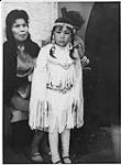 Femme des Premières nations ajustant le costume d'une jeune des Premières nations [Mathilda Jack-Frazer et sa fille, Barb Frazer], Programme de formation des agents de santé communautaire, North Battleford 1969