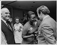 Hommes et femmes discutant lors d'une conférence sur les soins infirmiers, Ottawa 1970