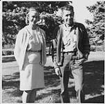 Un homme et une femme debout dans un parc [ca 1970]
