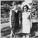 Mme Wesley (à droite), diplômée du Programme de formation des agents de santé communautaire, à Fort San Saskatchewan, debout dans un parc avec une jeune femme portant des lunettes [ca. 1970]