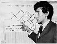 Henry Ahenakew (?) montrant du doigt une carte de Fort Resolution, T.N.-O 1968