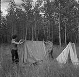 Anna Brown et Helen Salkeld installant des tentes, rivière English (Ontario) 3 août 1954.